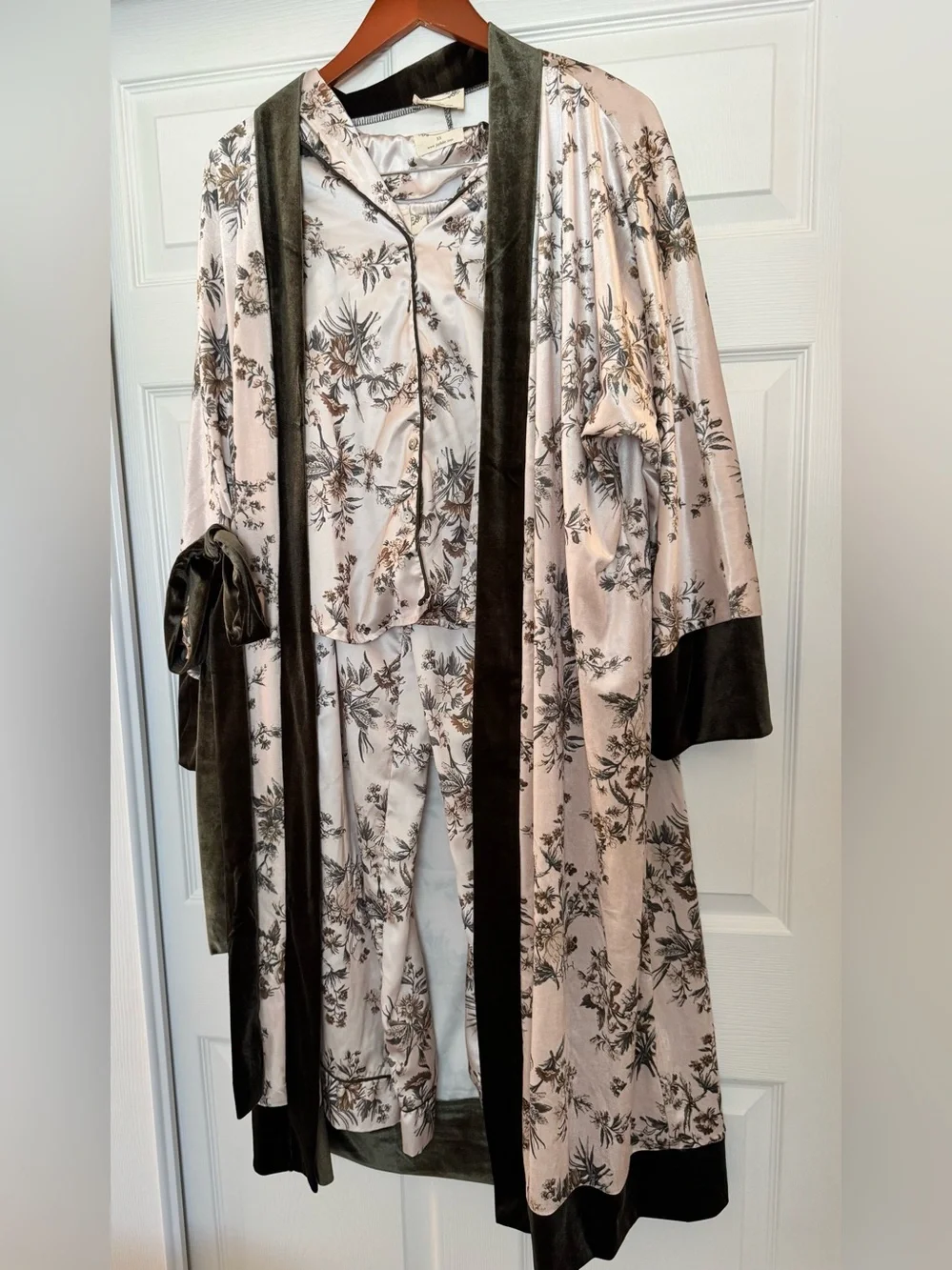 Joyfolie 3-Piece Satin Floral Pajama Set & Velvet Trim Robe | XS